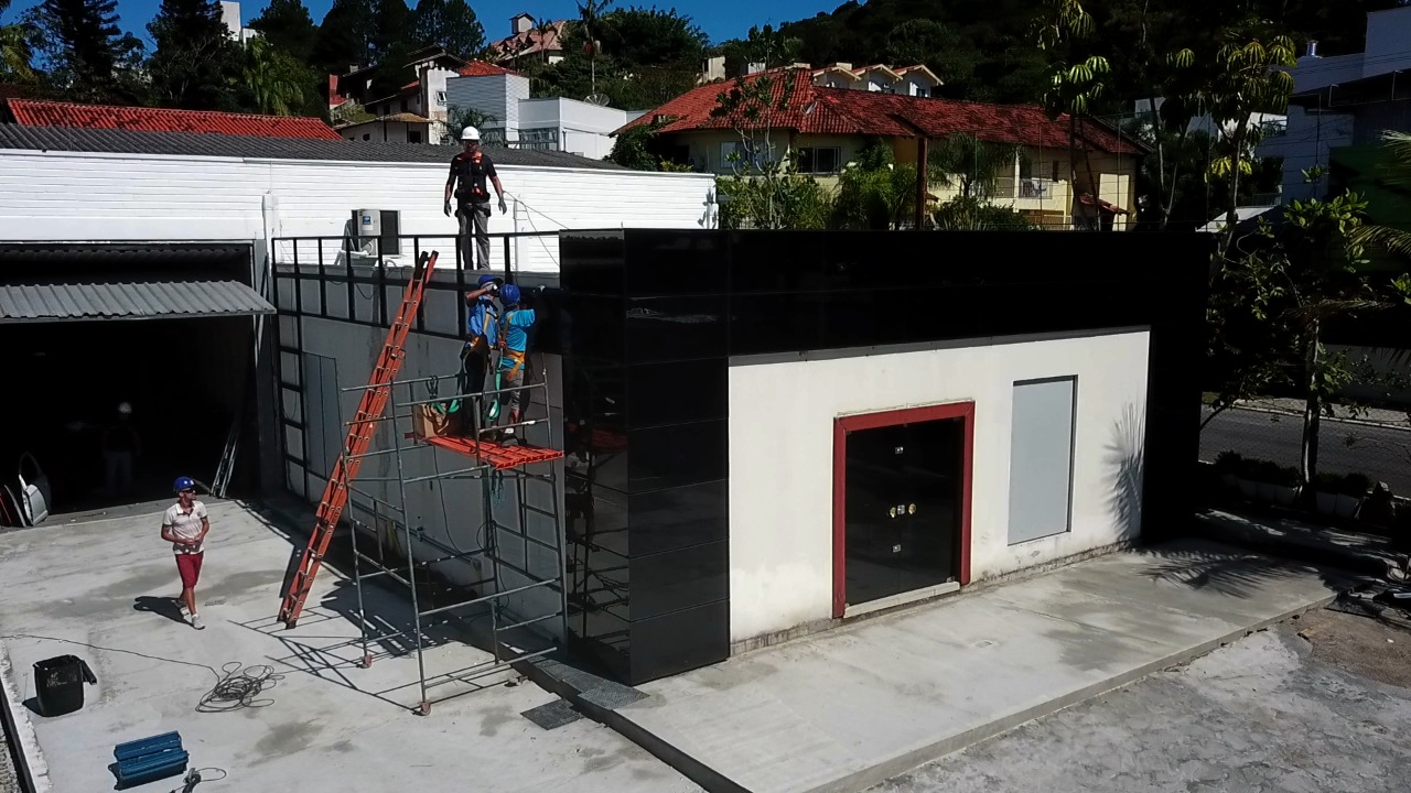 Showroom histórico da Tek Energy com aplicação de módulos Calyxo em Praia Brava