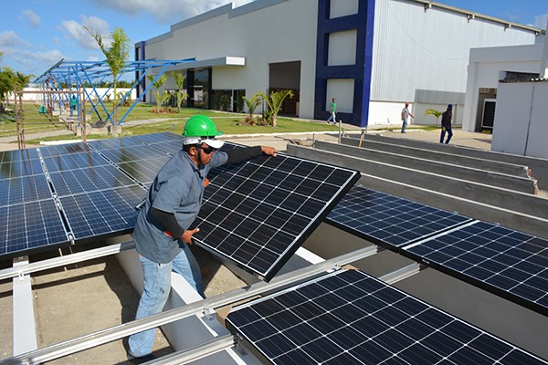 No momento, você está visualizando Empresários investem em energia solar visando a redução de custos